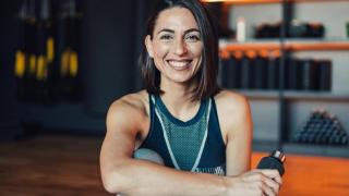 Mujer sentada durante su entrenamiento.