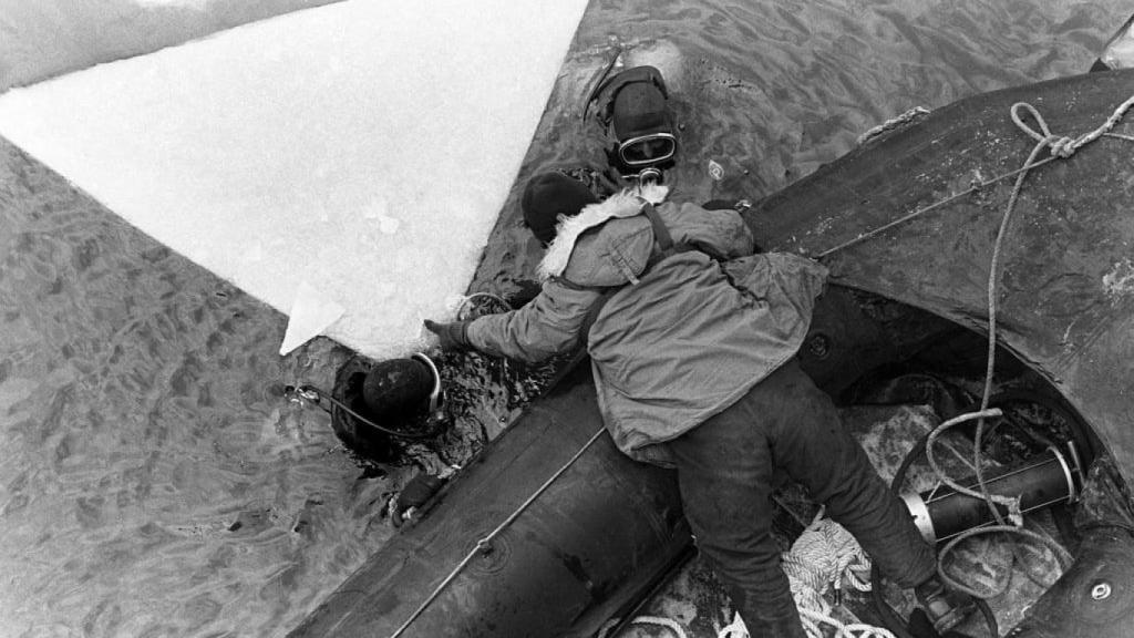 Vista aérea de los buzos de la Marina que intentan localizar y recuperar las víctimas y los restos del vuelo 90,  en 1982.