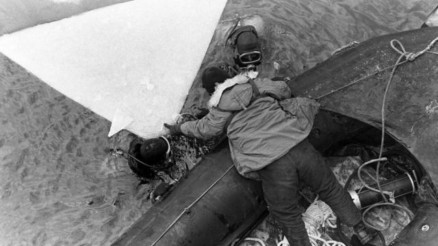 Vista aérea de los buzos de la Marina que intentan localizar y recuperar las víctimas y los restos del vuelo 90,  en 1982.