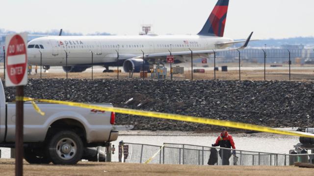 Labores de investigación en la zona accidentada junto al aeropuerto Nacional Ronald Reagan.