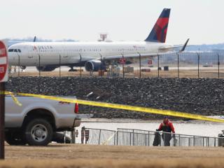 Labores de investigación en la zona accidentada junto al aeropuerto Nacional Ronald Reagan.