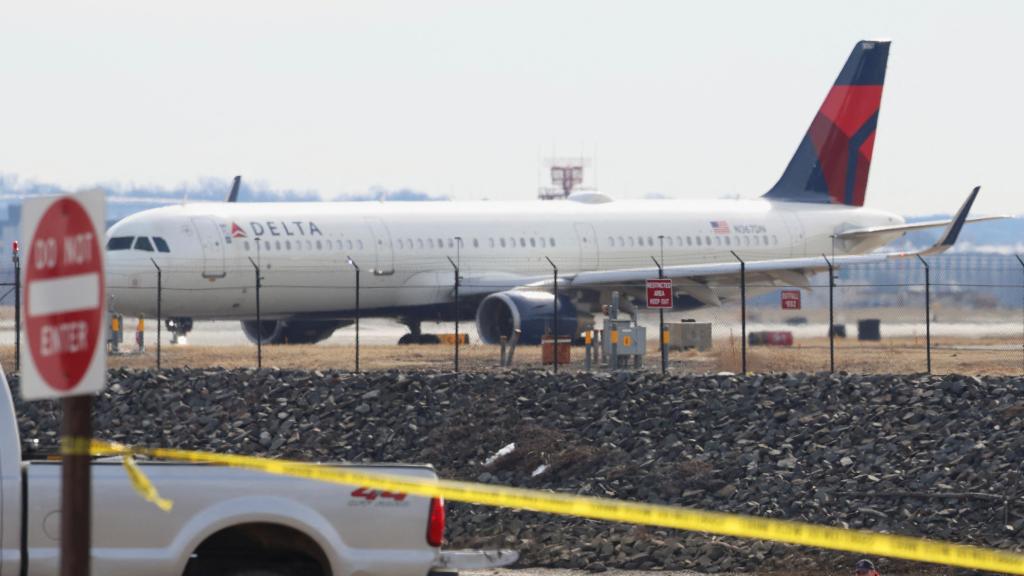 Labores de investigación en la zona accidentada junto al aeropuerto Nacional Ronald Reagan.