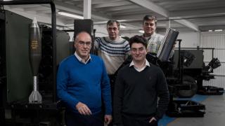 En el taller de los Estrella, los ‘Señores de los Morteros' de Collado Villalba que fabrican proyectiles para el Ejército y la dinastía saudí
