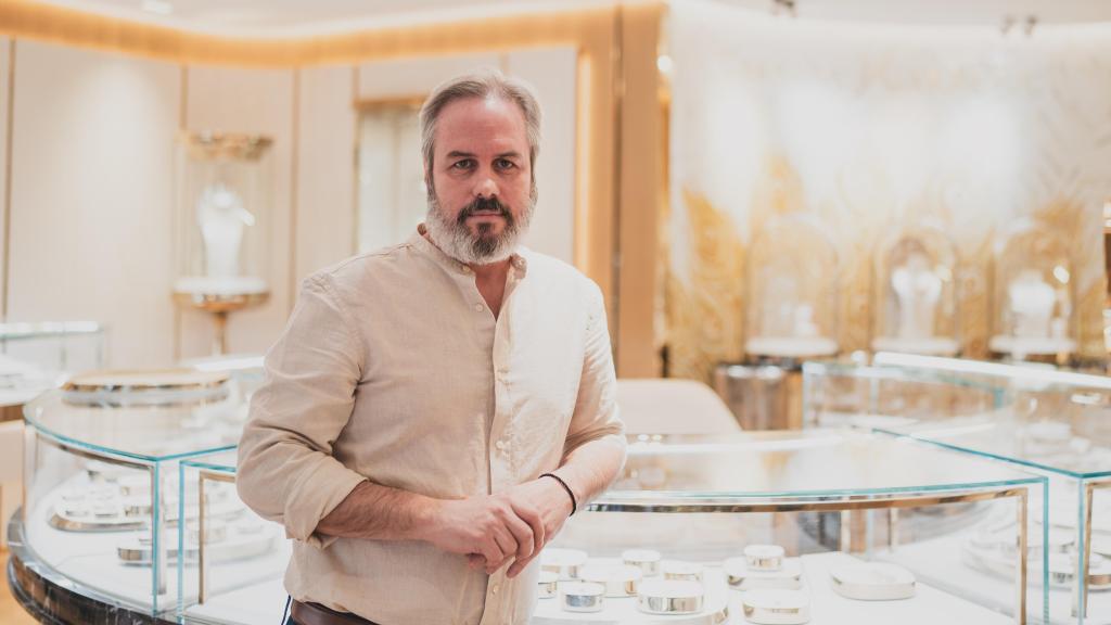 Daniel Calvo en su recién inaugurada boutique de Carrera y Carrera en Madrid.