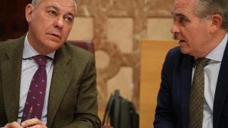 El alcalde de Sevilla, José Luis Sanz, y el concejal de Hacienda, Juan Bueno.