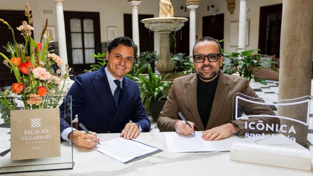 Jesús Bonilla, director de CoolRooms Palacio de Villapanés y Javier Esteban (CEO de Green Cow Music y Director de Icónica Santalucía Sevilla Fest), firman el acuerdo.