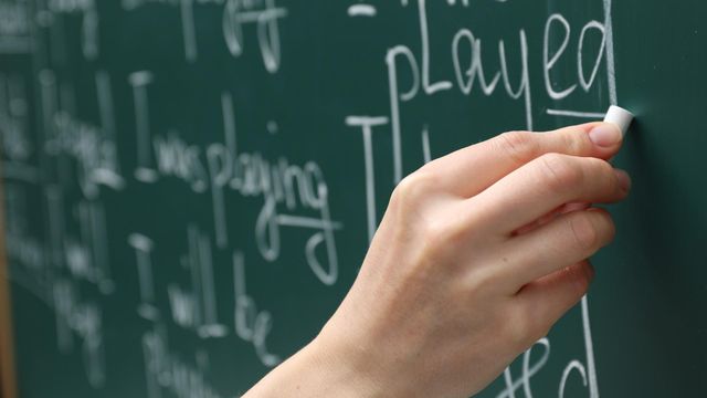 Imagen de una pizarra durante una clase de inglés.