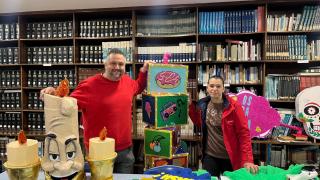 Rubén y Maca, miembro de la directiva de la comparsa Os Da Casa