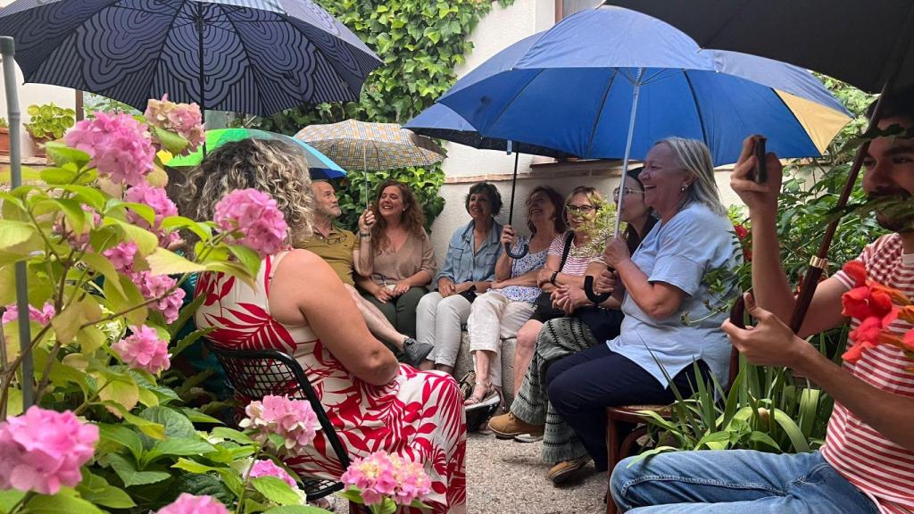 Las reuniones en lo patios de los miembros de la Red son frencuentes incluso si llueve.