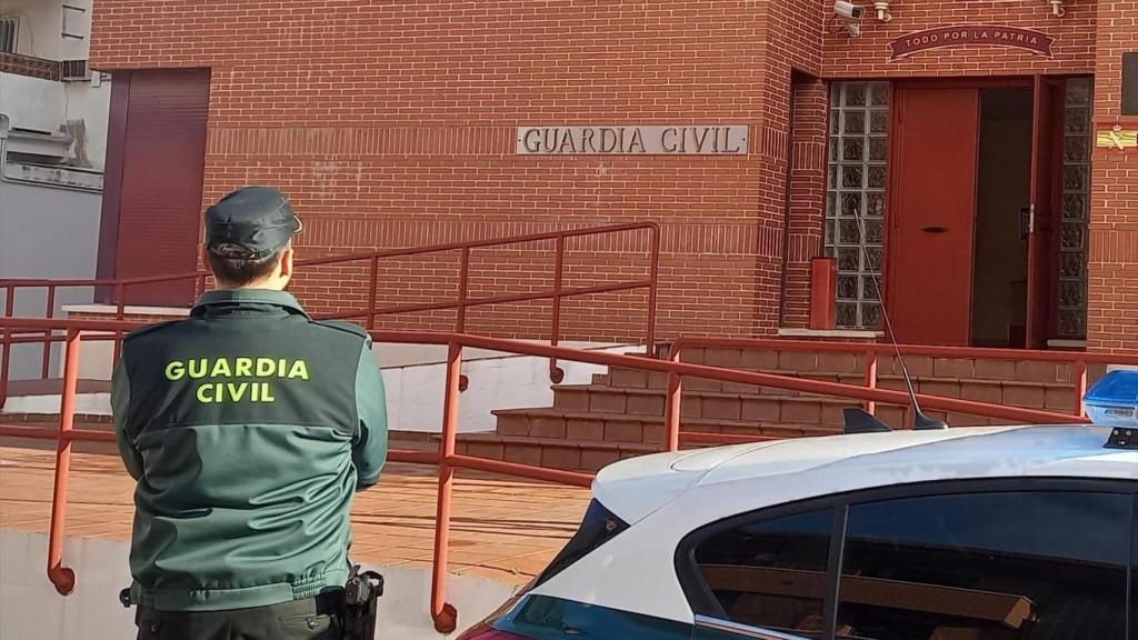 Un agente ante el cuartel de la Guardia Civil en La Carolina (Jaén).