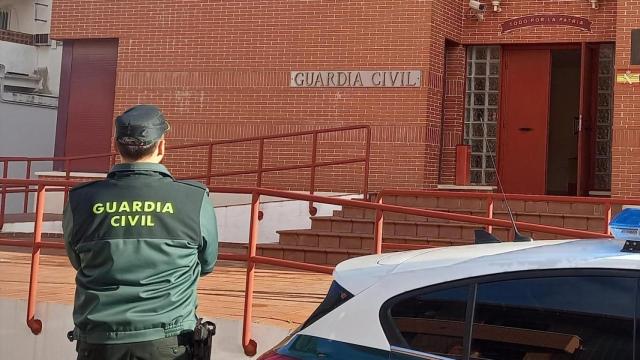 Un agente ante el cuartel de la Guardia Civil en La Carolina (Jaén).
