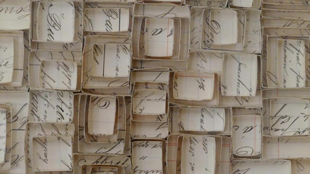 Una de las piezas con documentos contables de Luisa Pastor en 'Re (d) inventar lo contable'.