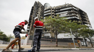 Técnicos trabajan en la reconstrucción del edificio de Campanar en Valencia Efe/Biel Aliño