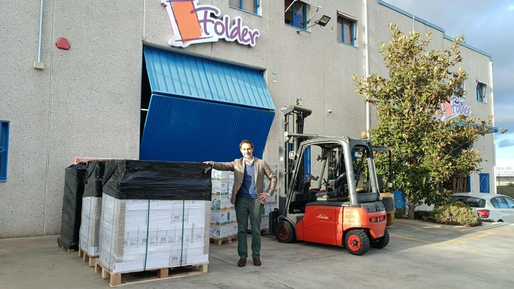 Óscar Iglesias, director general de Folder, delante del almacén y las oficinas centrales de la empresa.