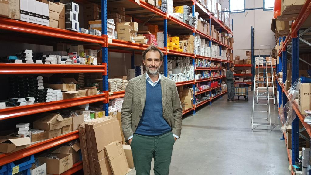 Óscar Iglesias, CEO de Folder, en uno de los almacenes de la compañía.