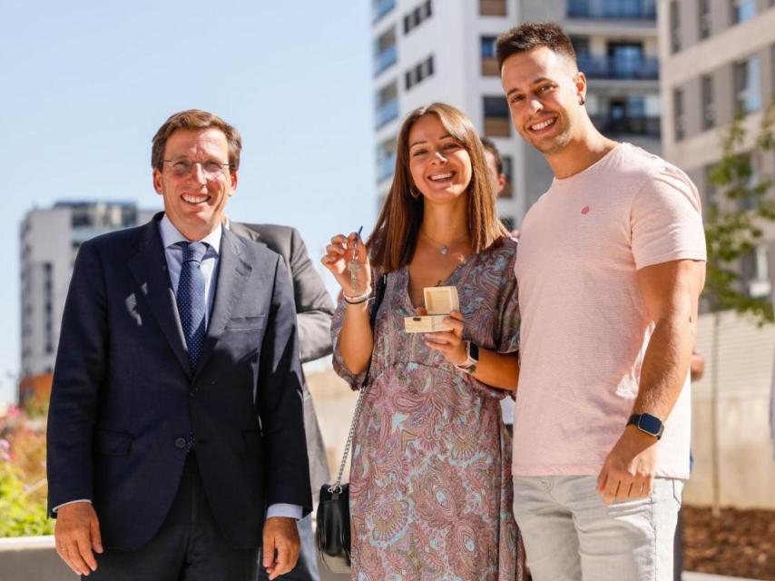 El alcalde de Madrid, José Luis Martínez-Almeida, entrega a Patri y Álex las llaves de su nueva vivienda protegida en El Cañaveral, el pasado septiembre.