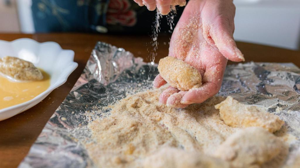 Elaboración de croquetas, en una imagen de Shutterstock.