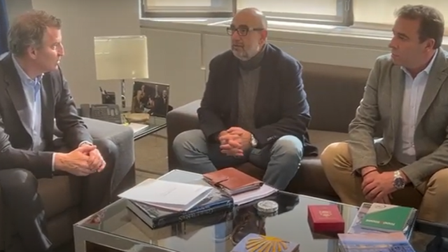 El presidente del PP, Alberto Núñez Feijóo, y el presidente de CSIF, Miguel Borra, durante su reunión de este viernes