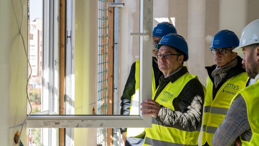 El delegado de Políticas de Vivienda y presidente de EMVS Madrid, Álvaro González, y el consejero delegado de la compañía pública, Diego Lozano, durante una visita a las obras de una de las promociones de El Cañaveral.