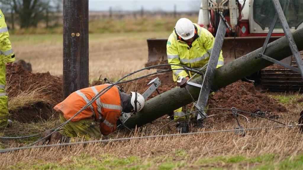 Operarios de Iberdrola reparando una avería de una instalación eléctrica