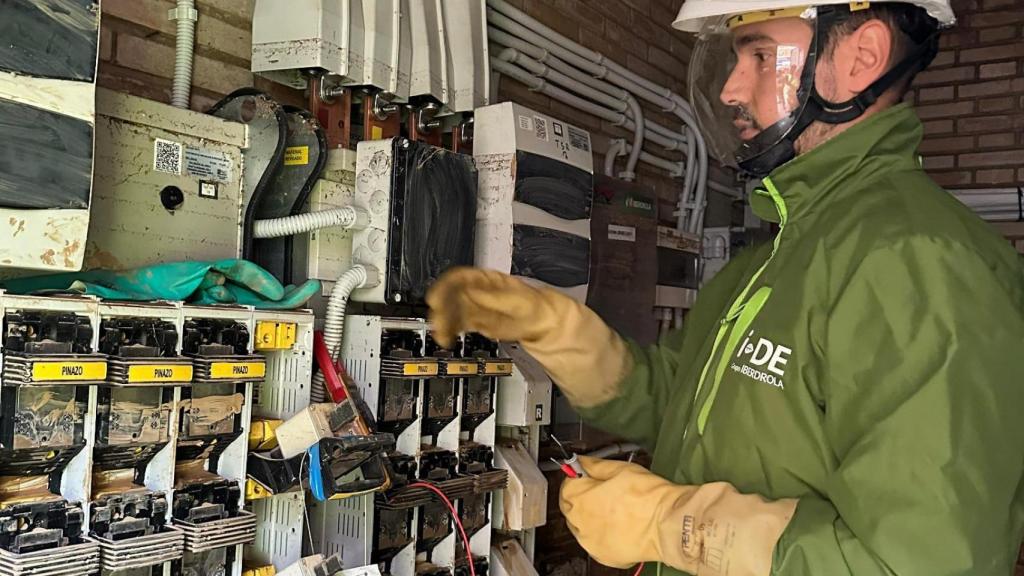 Operario de Iberdrola revisando los contadores de electricidad.