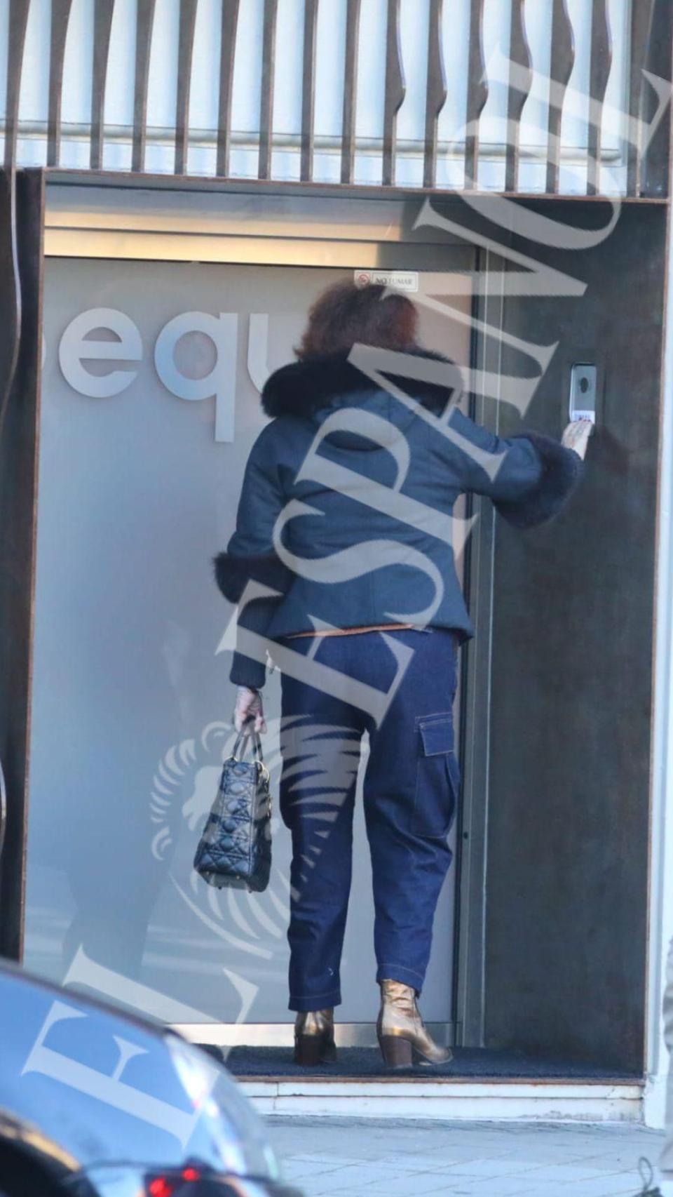 Ana Rosa Quintana, llegando a una conocida peluquería de la capital.