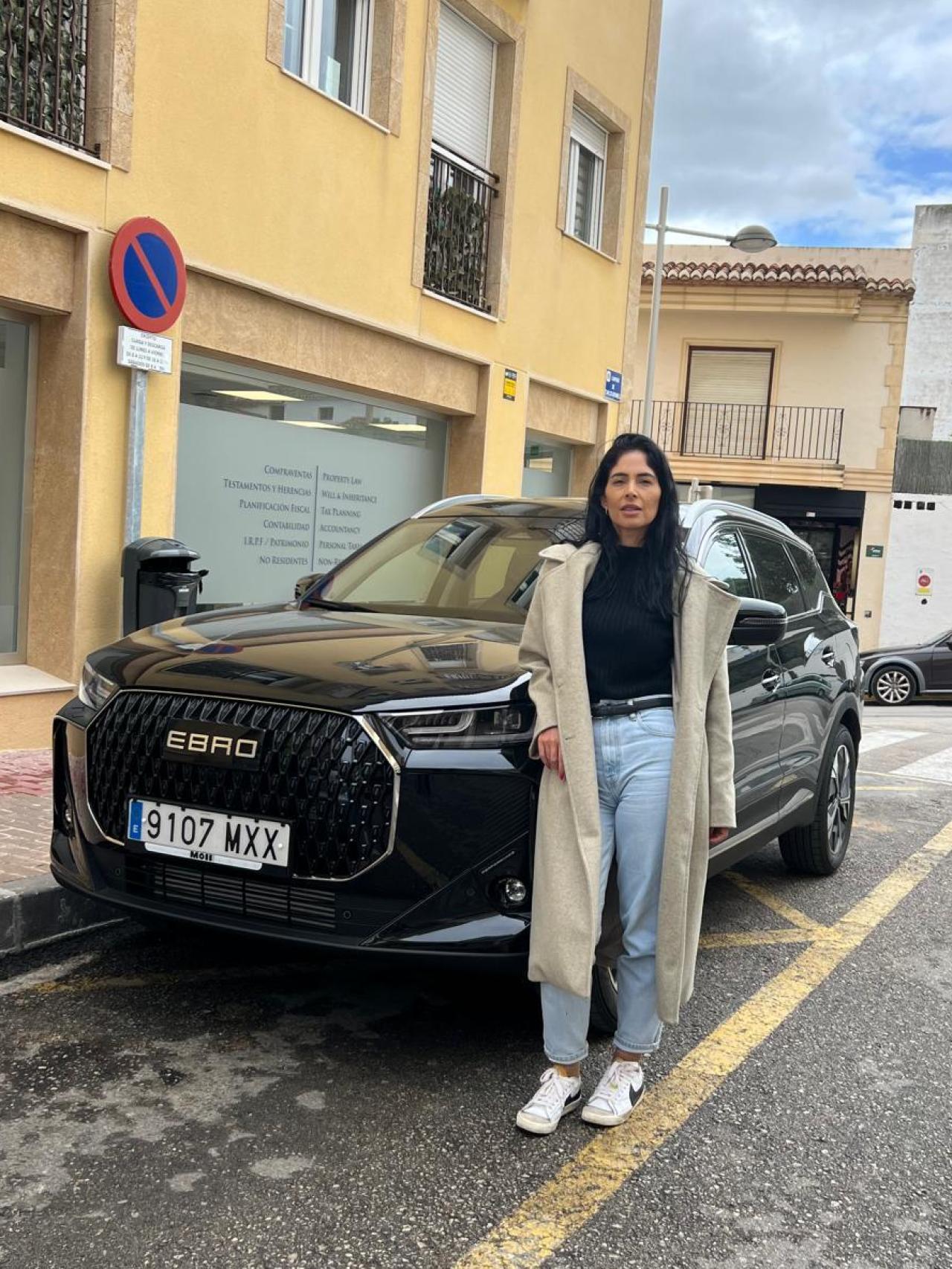 Yamila, posando con su Ebro.