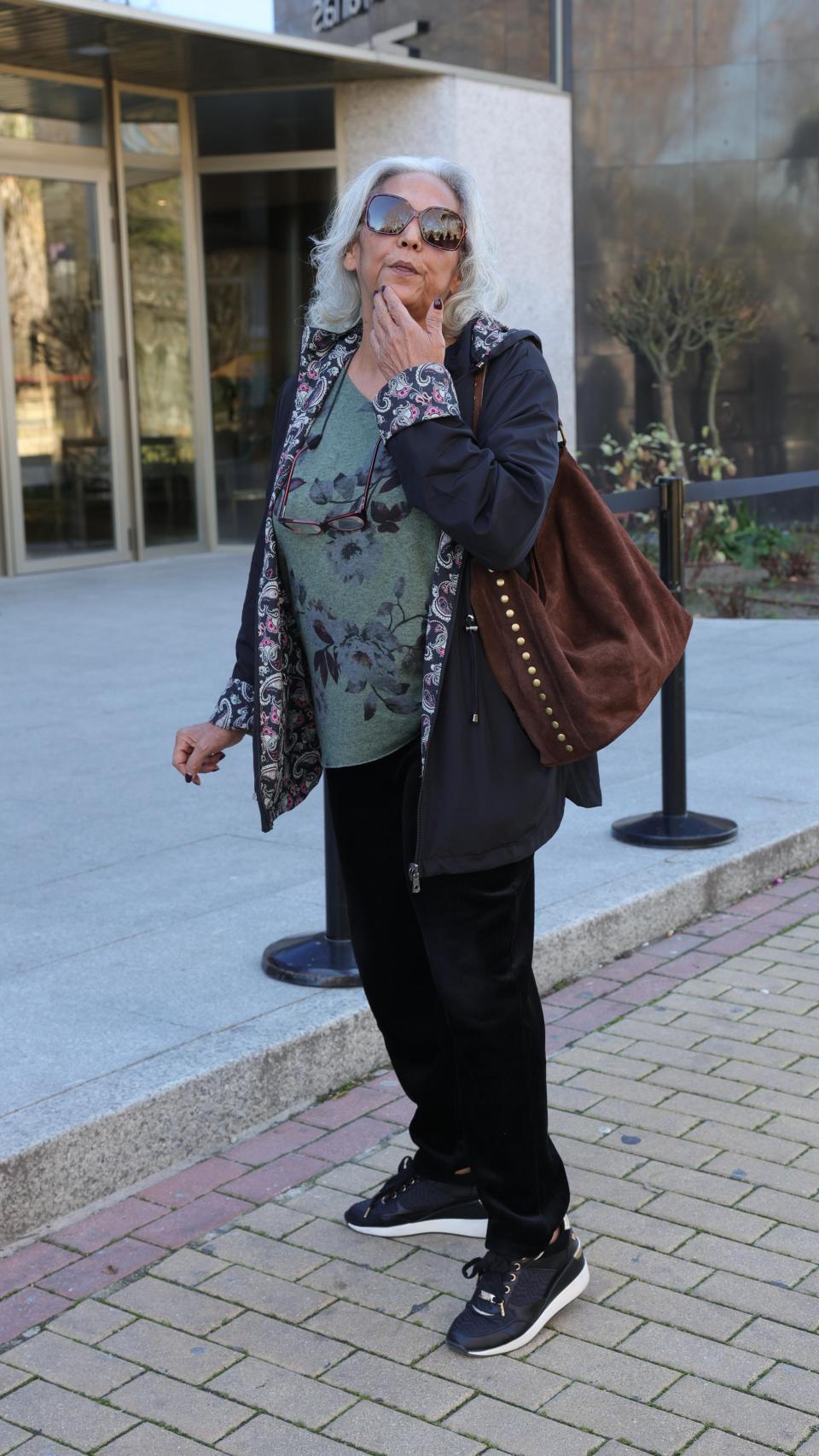 Charo Vega, antes de entrar en el tanatorio de Madrid donde se despidió a su exmarido, Tony Caravaca.