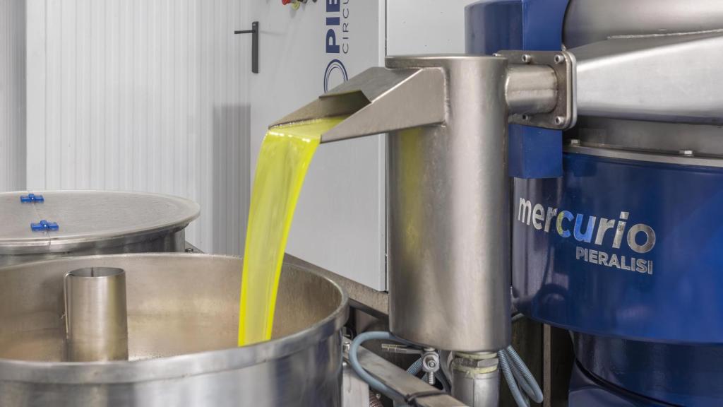Una máquina de Pieralisi trabaja con aceite de oliva.