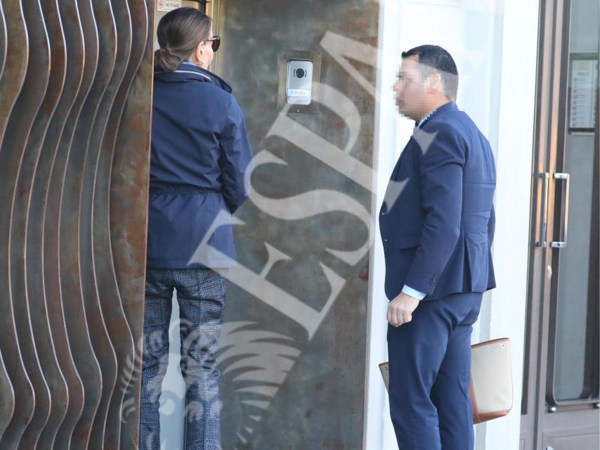 Isabel Preysler hablando con su chófer, antes de entrar en la peluquería, el pasado mes de enero.