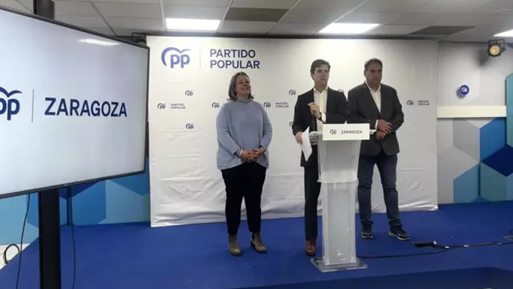 El presidente del PP-Zaragoza, Ramón Celma, en rueda de prensa, acompañado de dos diputados provinciales.
