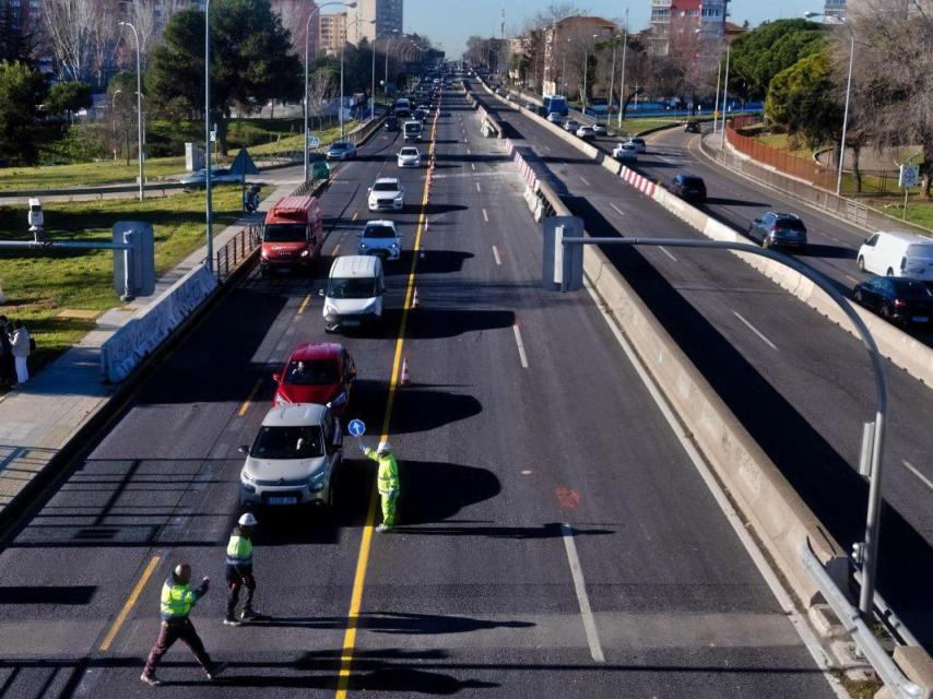 Varios vehículos circulan en la A-5, con carriles cortados por las obras de soterramiento.