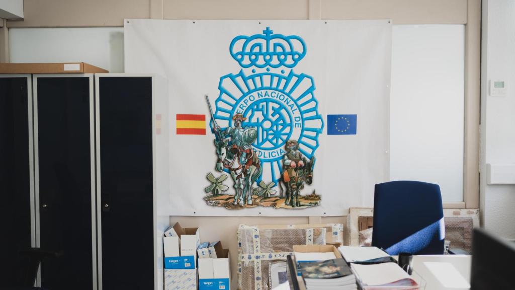 En las dependencias de la Brigada de Patrimonio Histórico se encuentra un escudo del Cuerpo Nacional de Policía con dibujos de Antonio Mingote.