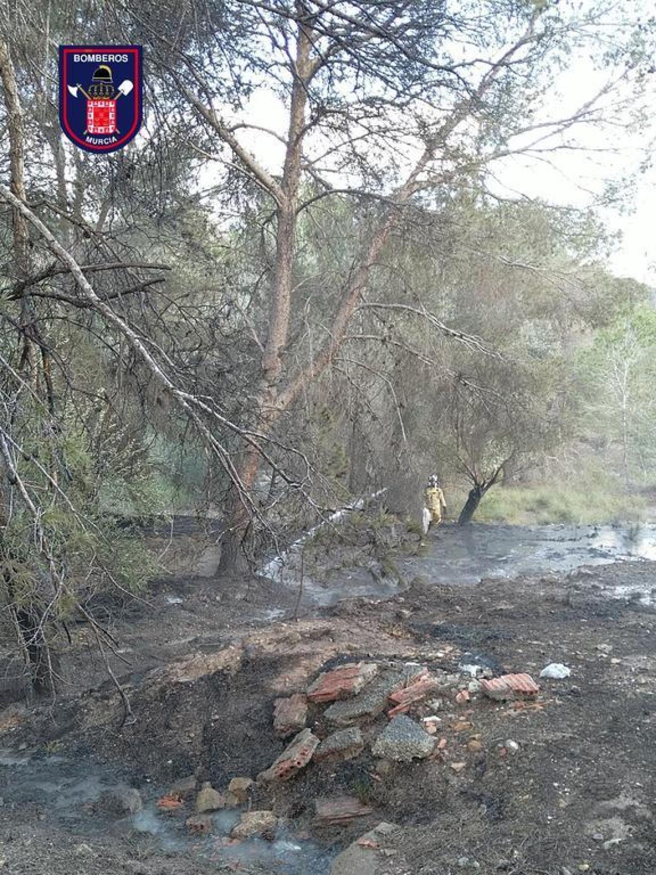 Una parte de las zonas quemadas por eel incendio posterior a la deflagración producida en la fábrica de Rheinmetall en Javalí Viejo.