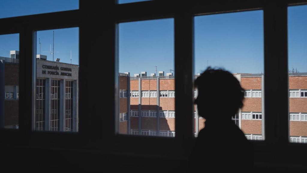 Contraluz de la Inspectora Jefe Montserrat de Pedro. Al fondo, el Complejo Policial de Canillas.