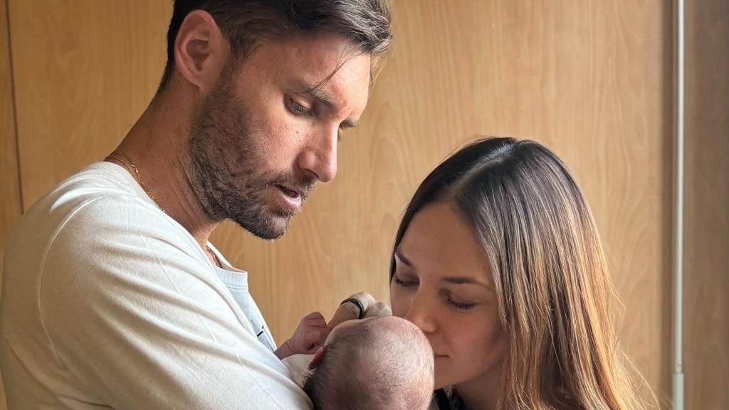 Helen Lindes y Rudy Fernández junto a la bebé.