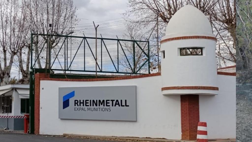 A la izquierda, una entrada a la fábrica de Rheinmetall en Javalí Viejo, y a la derecha, una foto de los restos del incendio producido por la explosión.