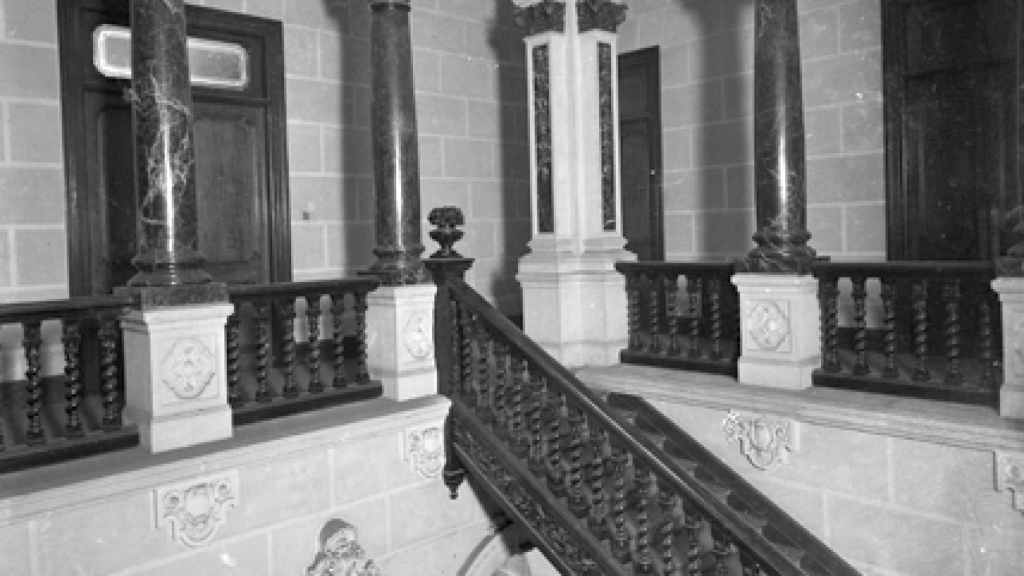 Las escaleras, con los mejores materiales, del palacio.