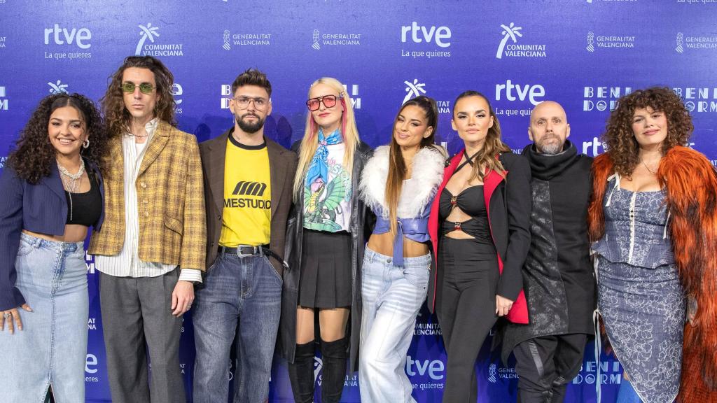 Los finalistas del Benidorm Fest 2025 posan frente a los medios.