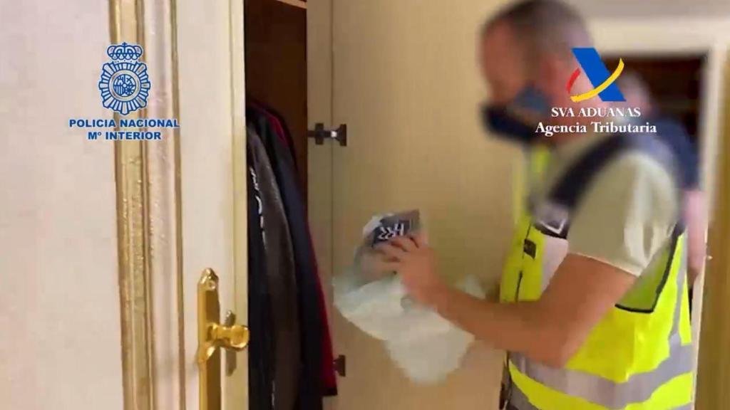 Un agente de la Policía Nacional, en el vestidor de María Teresa, justo en el momento en el que encuentran la cocaína.