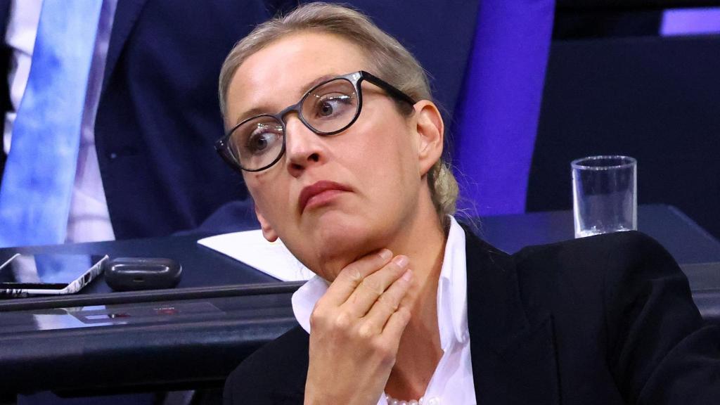 La cara de la colíder del partido Alternativa para Alemania ( AfD ), Alice Weidel, tras ser tumbada en el Bundestag la reforma migratoria de Merz.