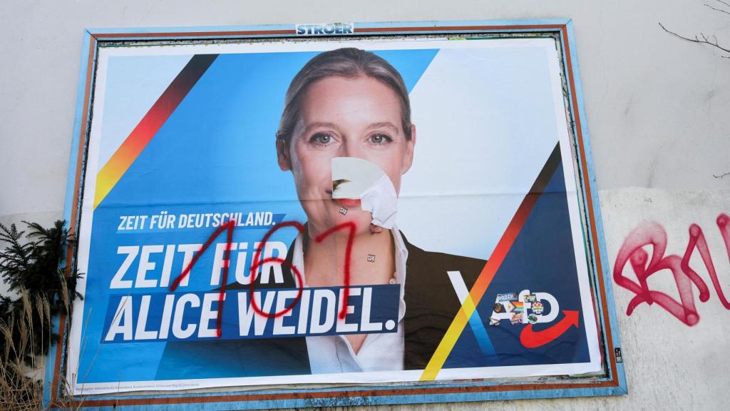 Un cartel de Alice Weidel, colíder y candidata a canciller de  AfD ,  manchado con el número 161, desfigurado y decorado con pegatinas anti- AfD en Bad Honnef, cerca de Bonn.