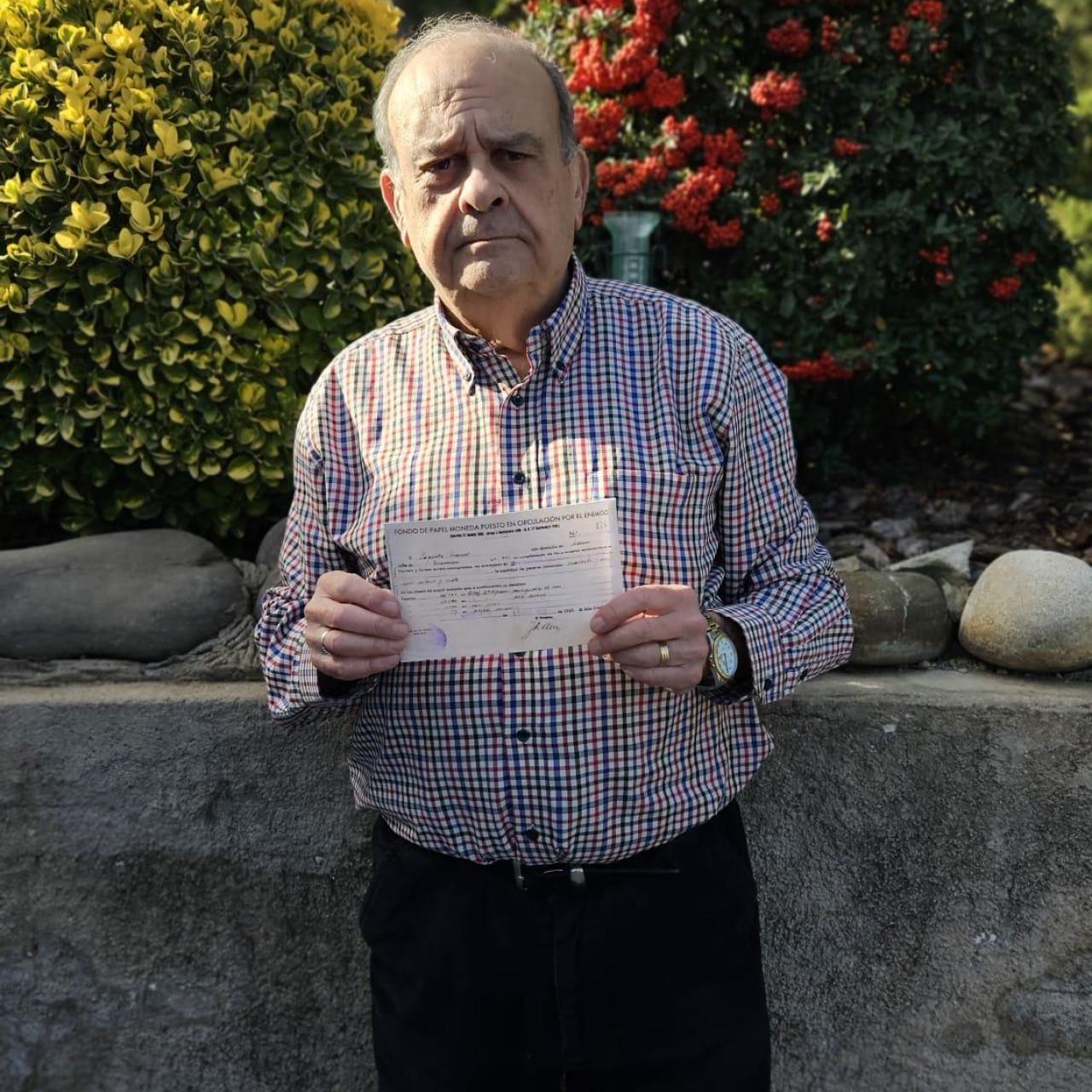 Joaquim Gràcia, con el pagaré de su abuela.