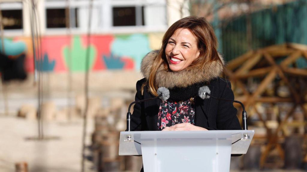 La alcaldesa de Zaragoza, Natalia Chueca, durante una rueda de prensa este viernes en Zaragoza.