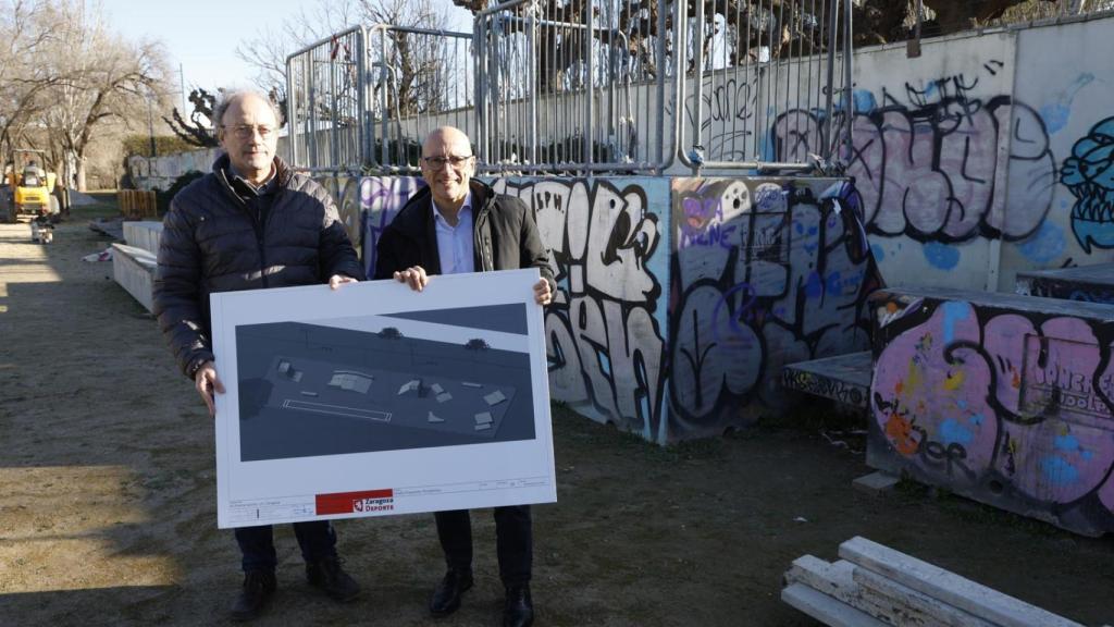 El concejal delegado de Deportes, Félix Brocate, junto con el arquitecto.