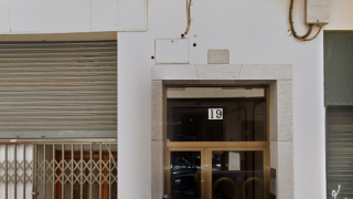 Portal del inmueble donde se produjeron los hechos.