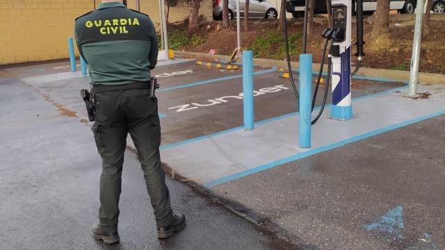 Un agente de la Guardia Civil en el lugar de los hechos