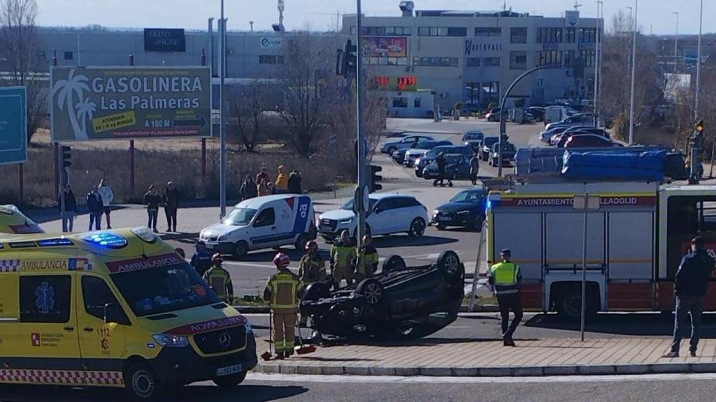 Los Bomberos y la Policía Municipal en el lugar del accidente