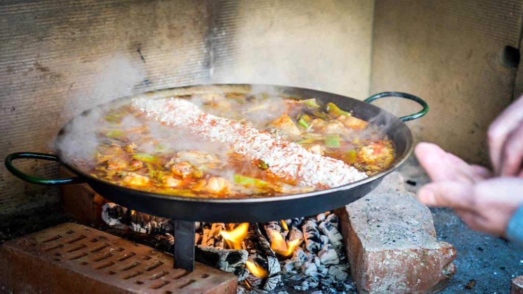 Paella en ebullición.