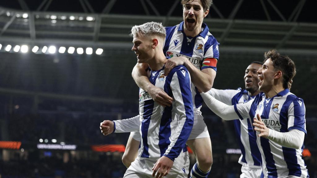 Los futbolistas de la Real Sociedad celebran un gol de Oskarsson en la Europa League.